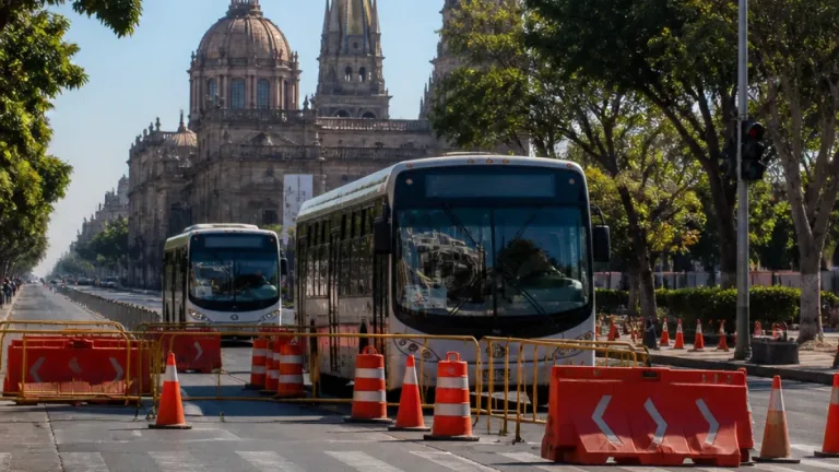 Desfile del CUCEI modificará más de 60 rutas este jueves en Guadalajara