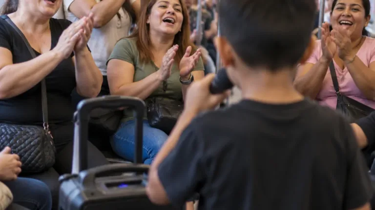 Un niño convierte vagones del Metro de CDMX en karaoke de despecho